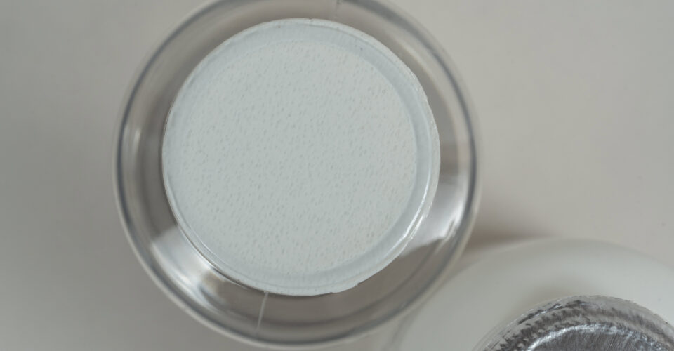 Sello de espuma de polietileno laminada de 0.065”, ideal para cerrar herméticamente envases de plástico o vidrio sin necesidad de maquinaria – Sellaempaq